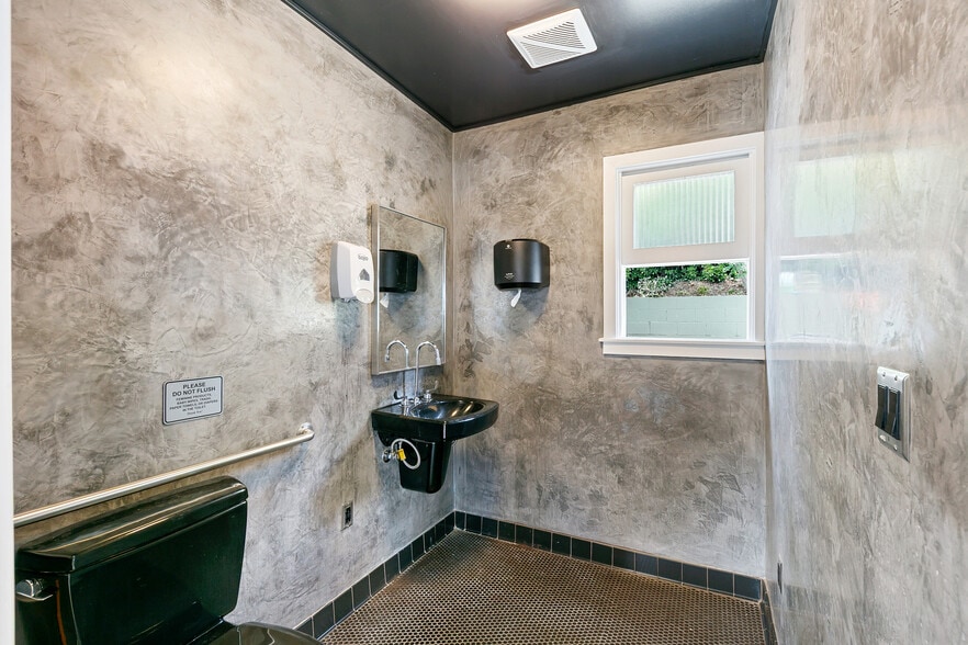 More Photos Of 22467 Pacific Coast Hwy, Malibu Freestanding For Sale