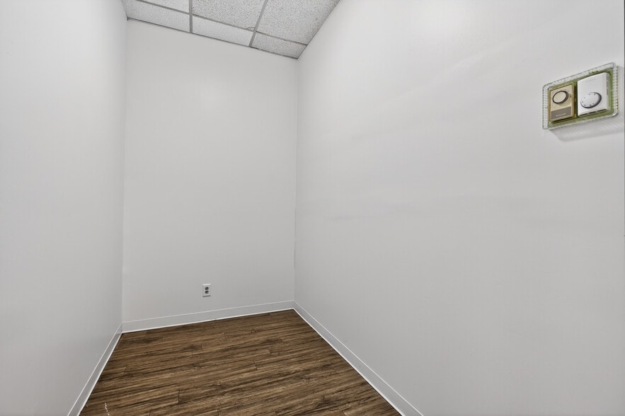 More Photos Of 439-441 E Hastings st, Vancouver Flex For Lease