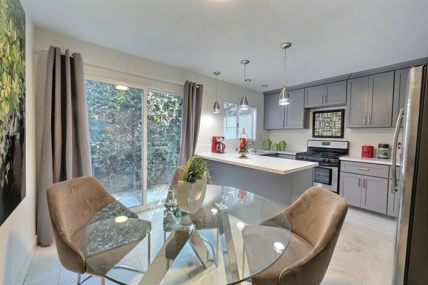 More Photos Of 534 Broadway St, Venice Apartments For Sale