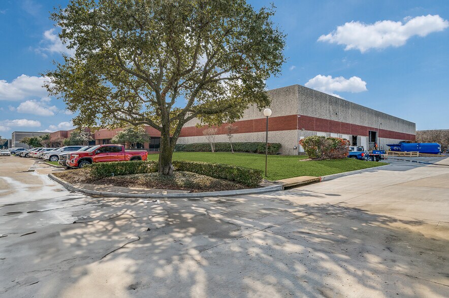 More Photos Of 13780 Benchmark Dr, Farmers Branch Distribution For Lease