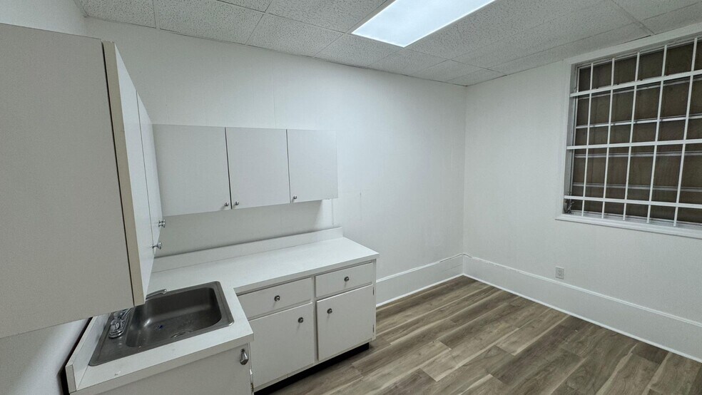 More Photos Of 166 Hialeah Dr, Hialeah Office For Lease