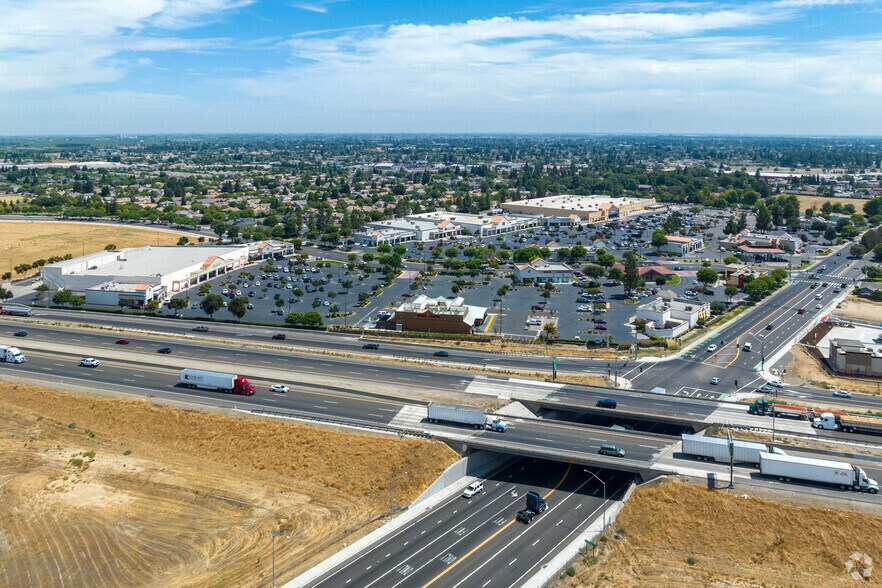 More Photos Of 1645 Countryside Dr, Turlock Unknown For Lease