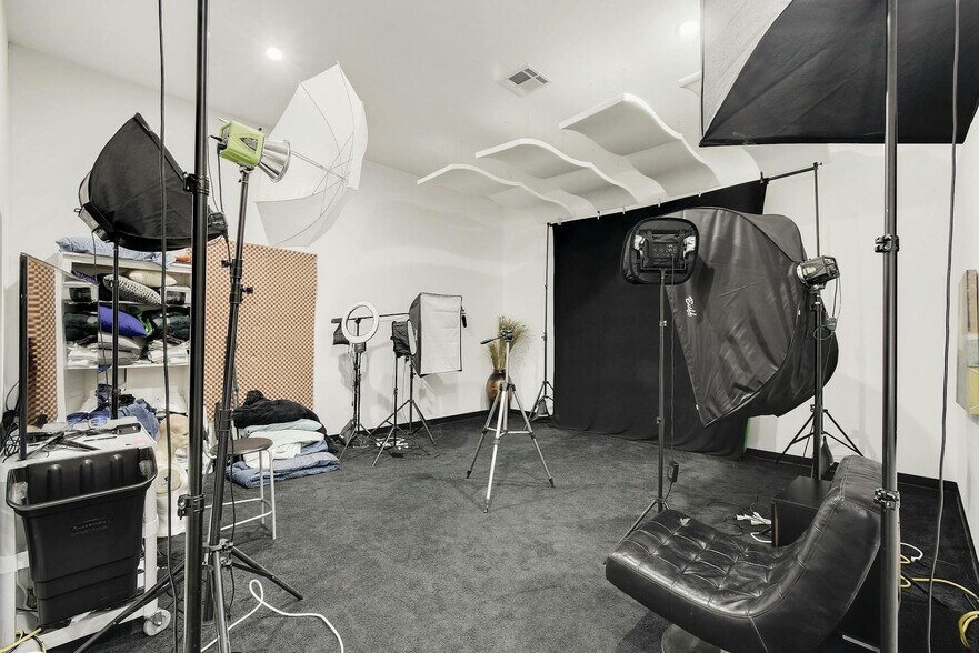 More Photos Of 21201 Kathy Ln, Spicewood Loft Creative Space For Sale