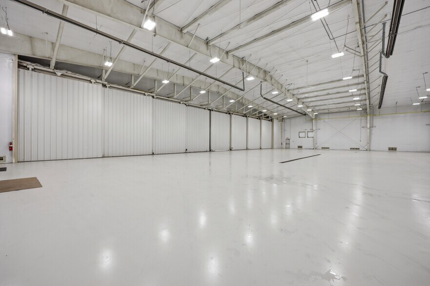 More Photos Of 1185 N Memorial Dr, Greenville Airplane Hangar For Lease