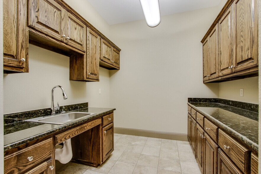 More Photos Of 8621 Mid Cities Blvd, North Richland Hills Office For Lease