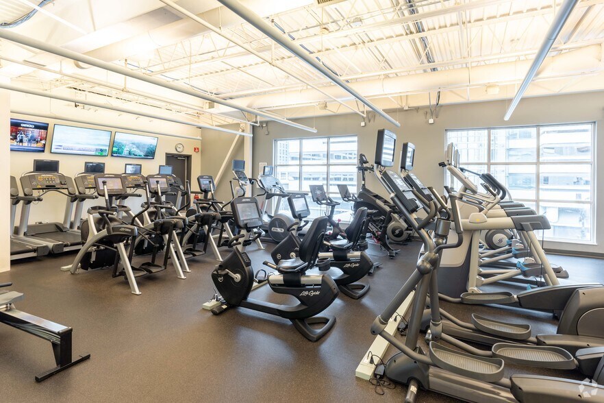 More Photos Of 77 W Wacker Dr, Chicago Office For Lease