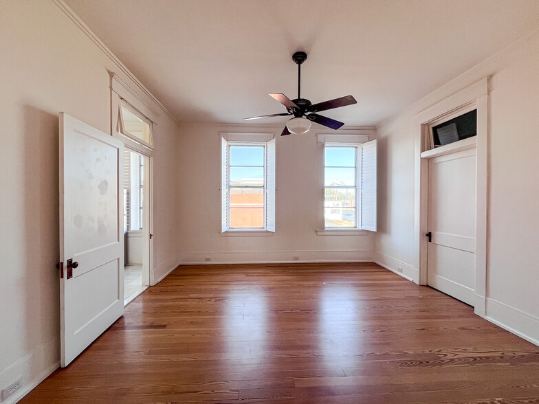 More Photos Of 212-216 E Alamo St, Brenham Storefront Retail Office For Lease