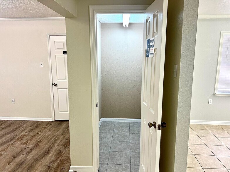 More Photos Of 1501 Mercury Dr, Jacinto City Office For Lease