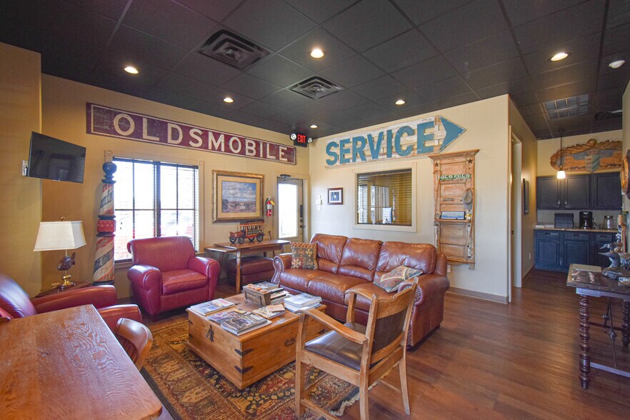 More Photos Of 7906 S Broadway Ave, Tyler Office Residential For Sale