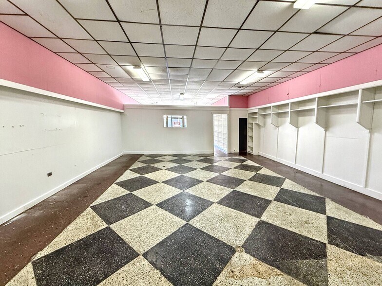 More Photos Of 109 W Monroe St, Herrin Storefront Retail Residential For Lease