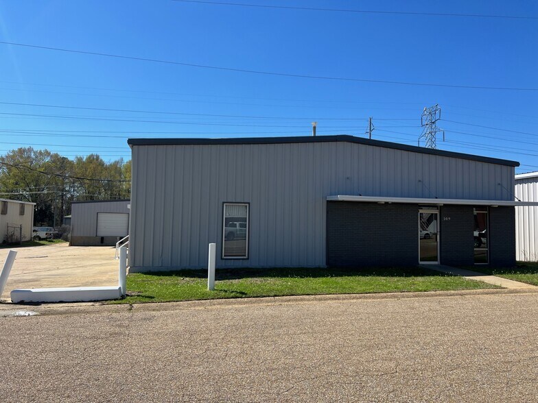 More Photos Of 109 E State St, Ridgeland Warehouse For Lease