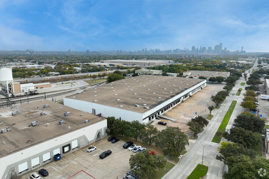 More Photos Of 2301 W Commerce St, Dallas Distribution For Lease