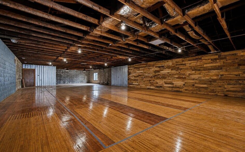 More Photos Of 122 N Main St, Washington General Retail For Lease