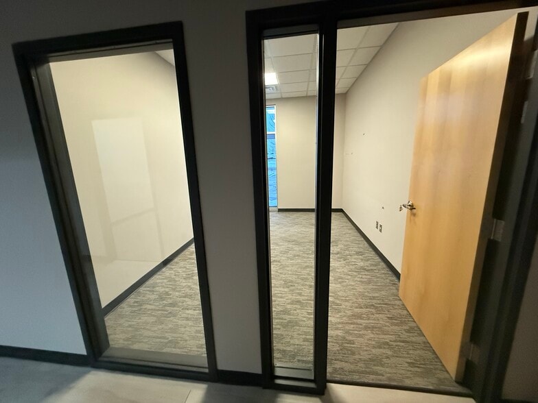 More Photos Of 211 Sioux Point Rd, Dakota Dunes Office For Lease