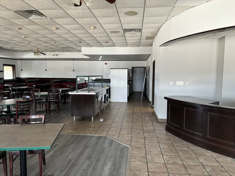More Photos Of 210 N Lewis Ave, Oglesby Restaurant For Lease