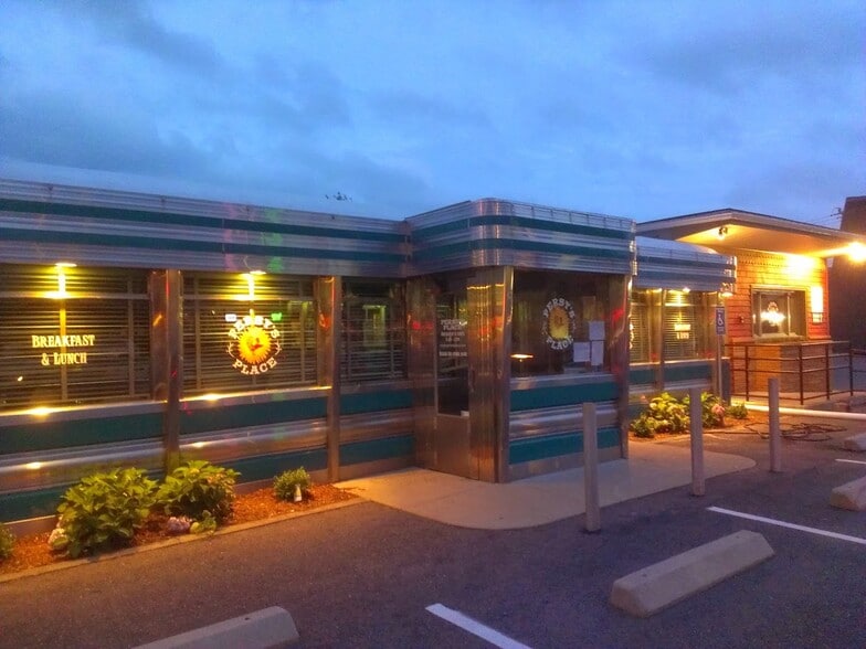 More Photos Of 140 Newport Ave, East Providence Restaurant For Lease