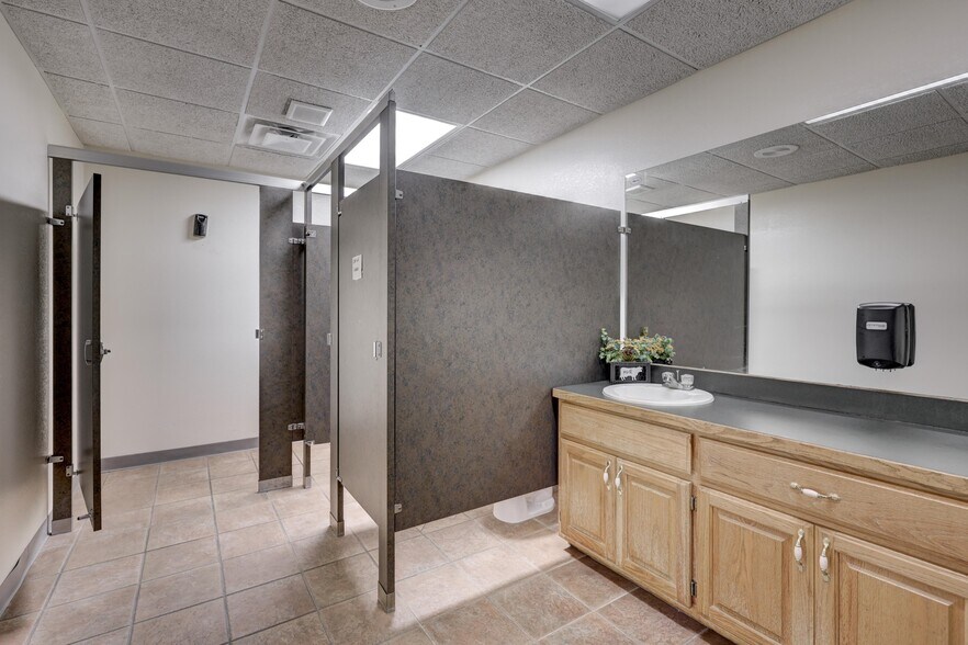 More Photos Of 2728 & 2802 N Rangeline Road, Joplin Flex For Sale