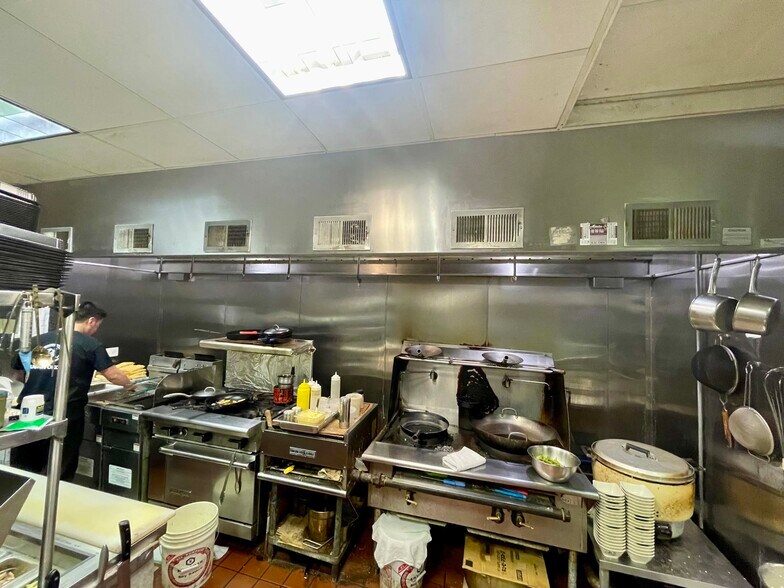 More Photos Of 4750 N Western Ave, Chicago Restaurant For Sale