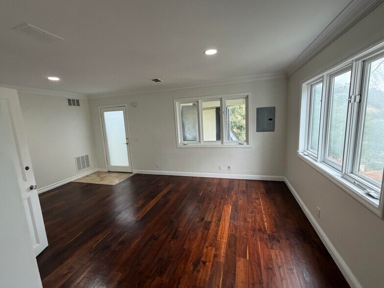 More Photos Of 1301 N Beverly Dr, Beverly Hills Specialty For Sale