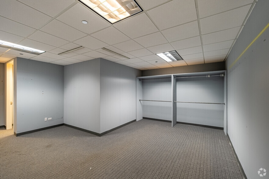 More Photos Of 387 Shuman Blvd, Naperville Medical For Lease