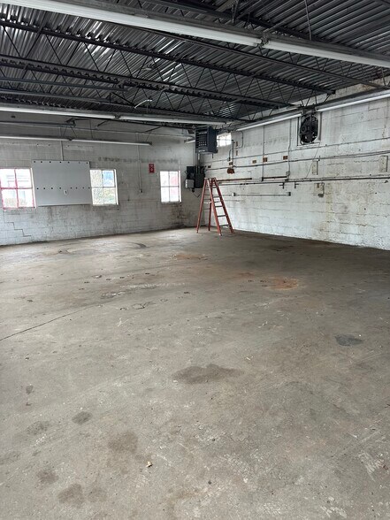 More Photos Of 47 Summer St, Natick Auto Repair For Lease