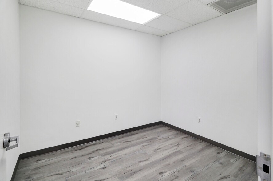 More Photos Of 955 NW 159th Dr, Miami Warehouse For Lease