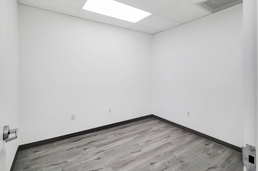 More Photos Of 955 NW 159th Dr, Miami Warehouse For Lease