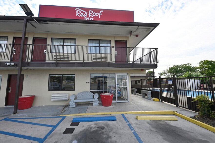 More Photos Of 138 W White, San Antonio Hotel For Sale