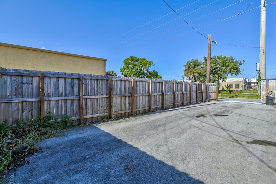 More Photos Of 2115-2145 SW 2nd Ave, Fort Lauderdale Showroom For Sale