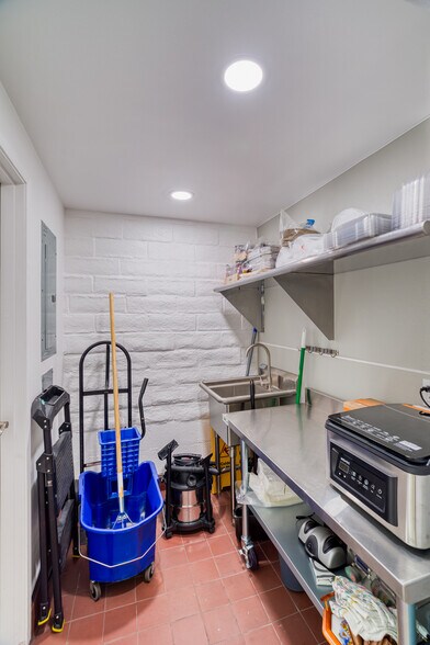 More Photos Of 10124-10138 Topanga Canyon Blvd, Chatsworth General Retail For Sale