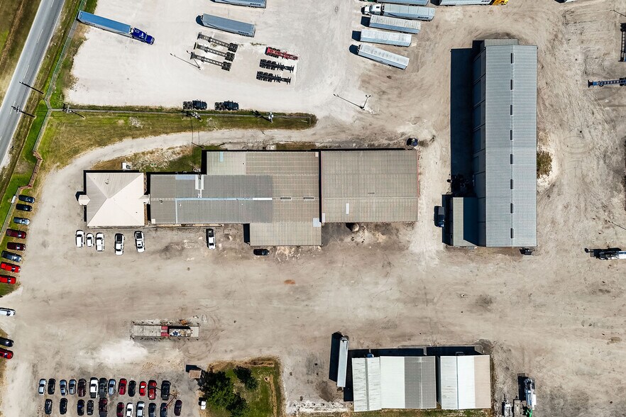 More Photos Of 11900 Hirsch Rd, Houston Warehouse For Lease