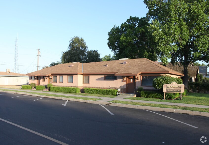 Primary Photo Of 403 N L St, Dinuba Medical For Lease