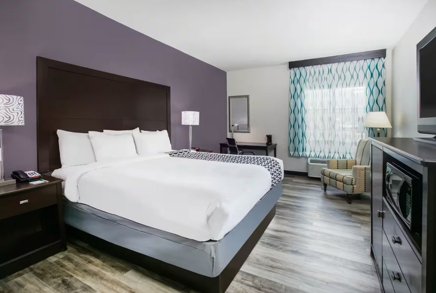 More Photos Of 431 Airport Fwy, Euless Hospitality For Sale