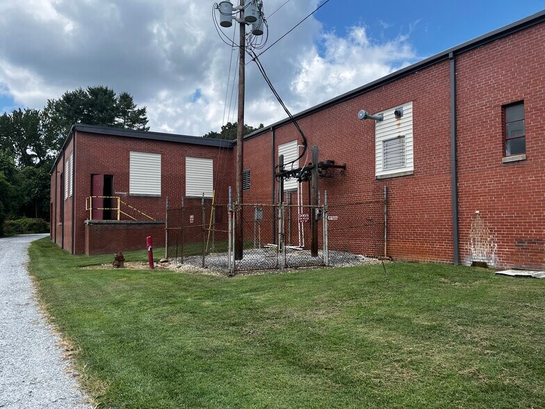 More Photos Of 1495 N Main St, Hendersonville Industrial For Lease
