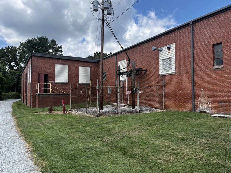 More Photos Of 1495 N Main St, Hendersonville Industrial For Lease