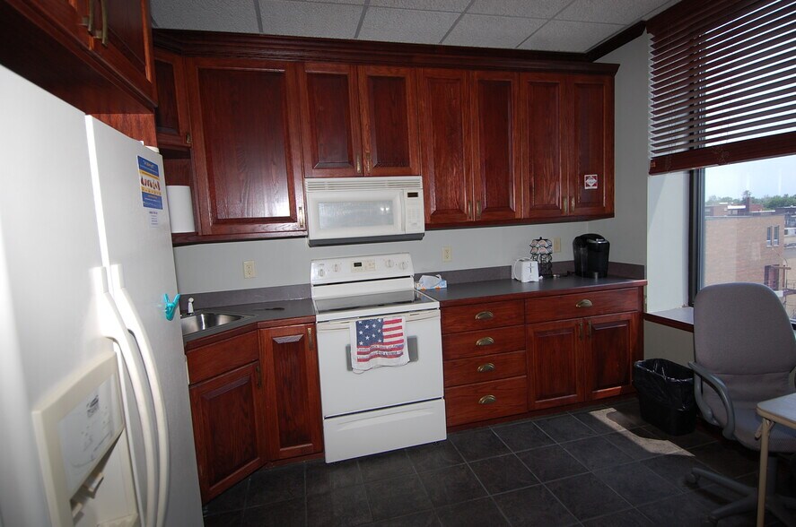 More Photos Of 102 E Main St, Washington Office For Sale