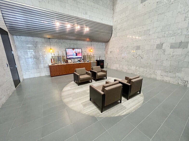 More Photos Of 303 Veterans Airpark Ln, Midland Office For Lease