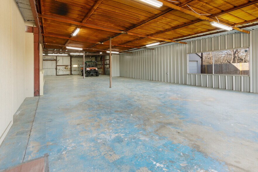 More Photos Of 4737 TX-91, Denison Showroom For Lease