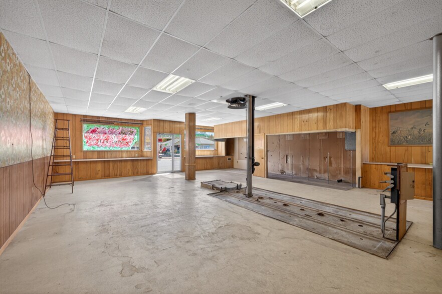 More Photos Of S101 S Main St, Nelson General Retail For Sale