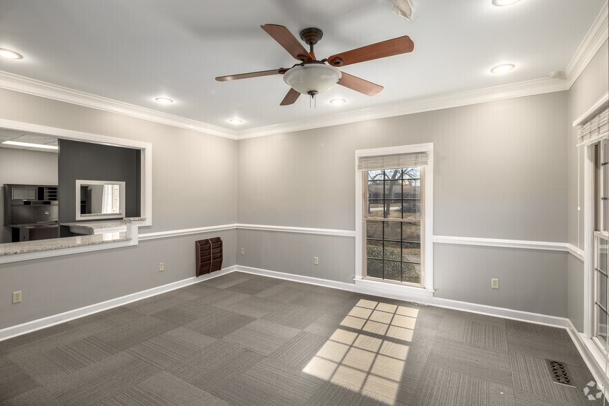 More Photos Of 501 Griffin Ave, Eastman Office For Sale