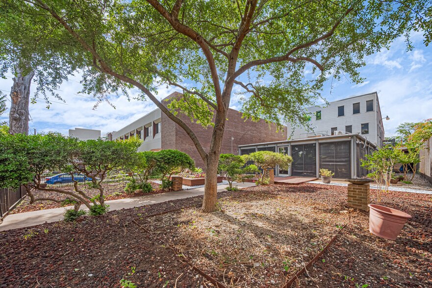 More Photos Of 1914 N Memorial Way, Houston Office For Lease