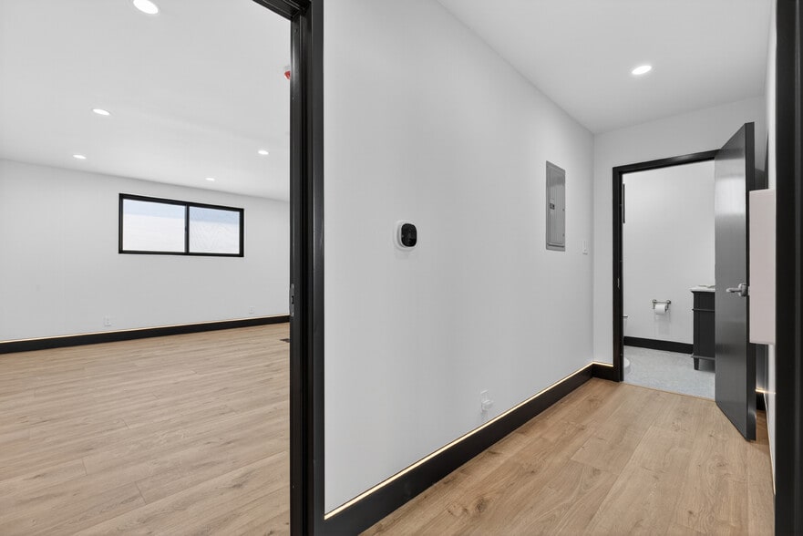 More Photos Of 703 S Main St, Burbank Showroom For Sale