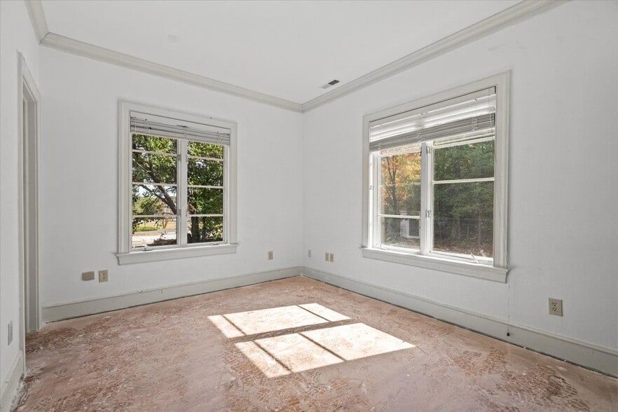 More Photos Of 711 W Wade Hampton Blvd, Greer Freestanding For Lease