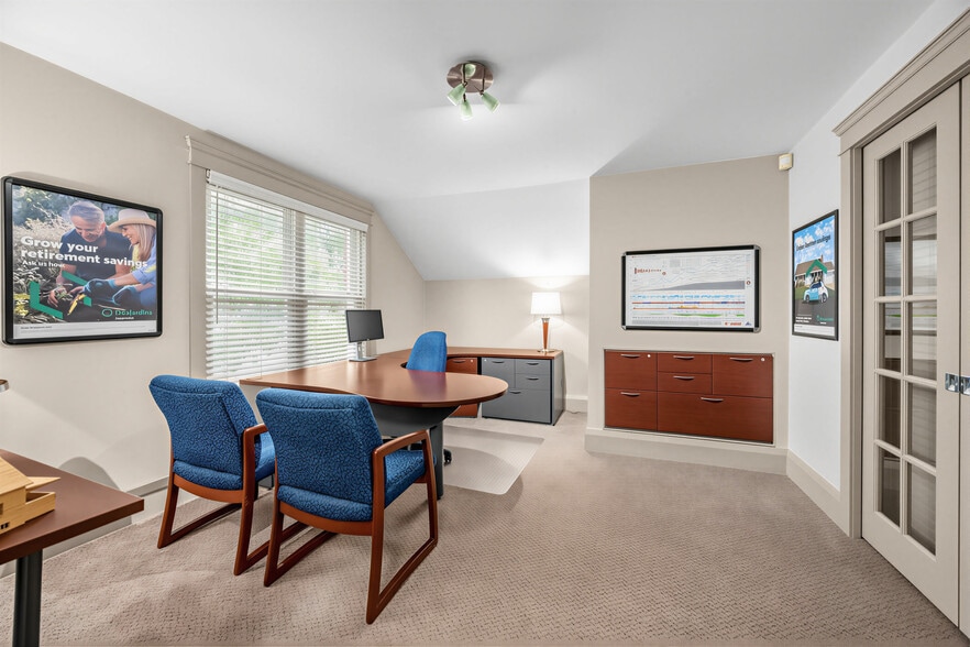 More Photos Of 3569 Cawthra Rd, Mississauga Office For Sale
