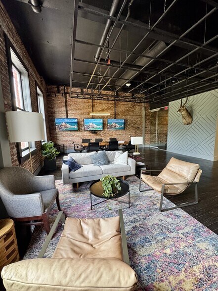 More Photos Of 215 E Main St, Lakeland Storefront For Lease