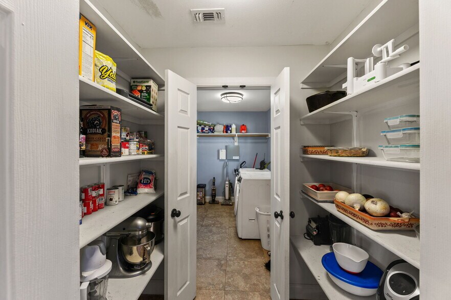 More Photos Of 5800 Curran Dr, Von Ormy Veterinarian Kennel For Sale