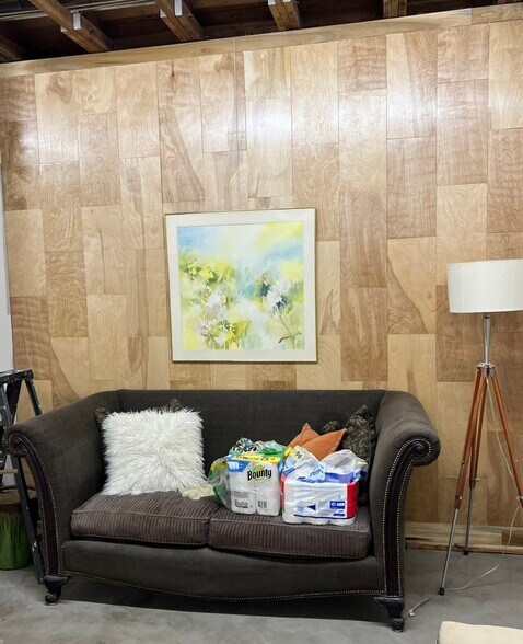 More Photos Of 241 W Eastland St, Gallatin Storefront For Sale