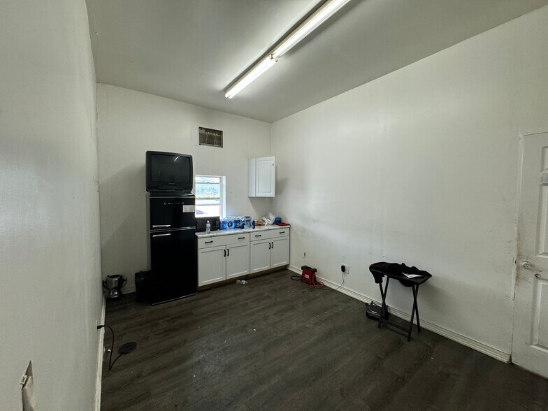 More Photos Of 644 W Park Ave, Aurora Truck Terminal For Sale