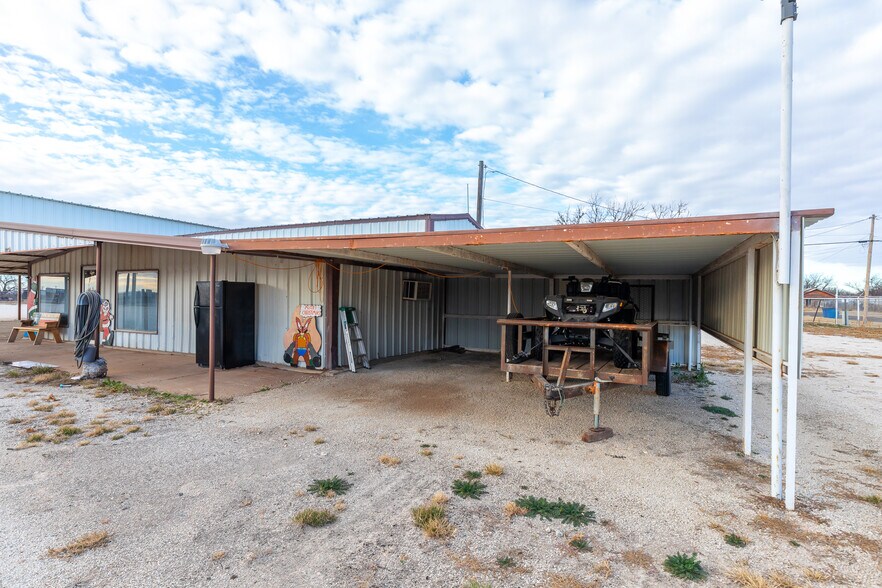 More Photos Of 711 S 3rd Ave, Munday Warehouse For Sale