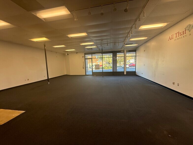 More Photos Of 13185 SW Pacific Hwy, Tigard Freestanding For Lease